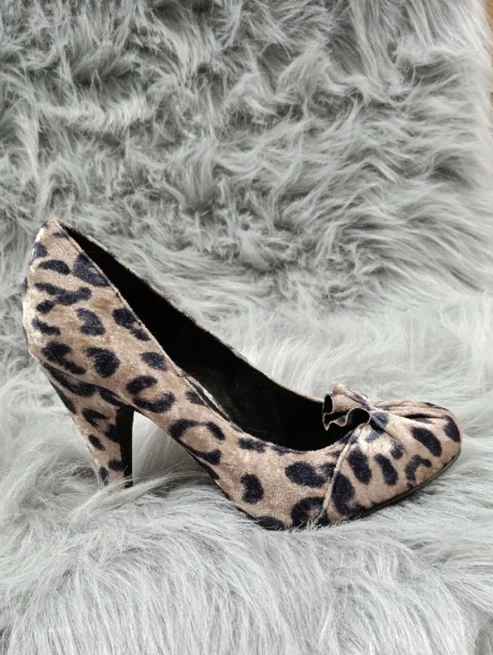 Velvet Leopard Print Pumps Tan Black Round Toe Ruffle